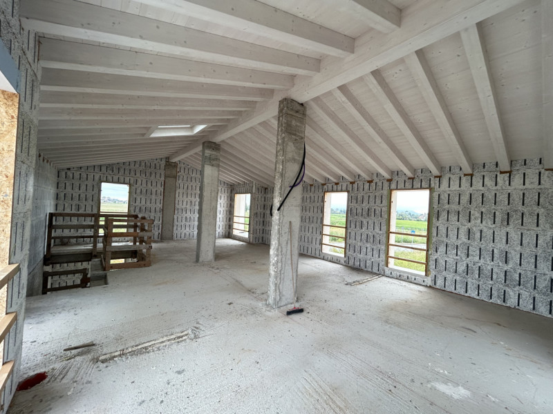 Situata in un contesto residenziale riservato e ben curato a Poiana di Granfion, immersa nel verd...