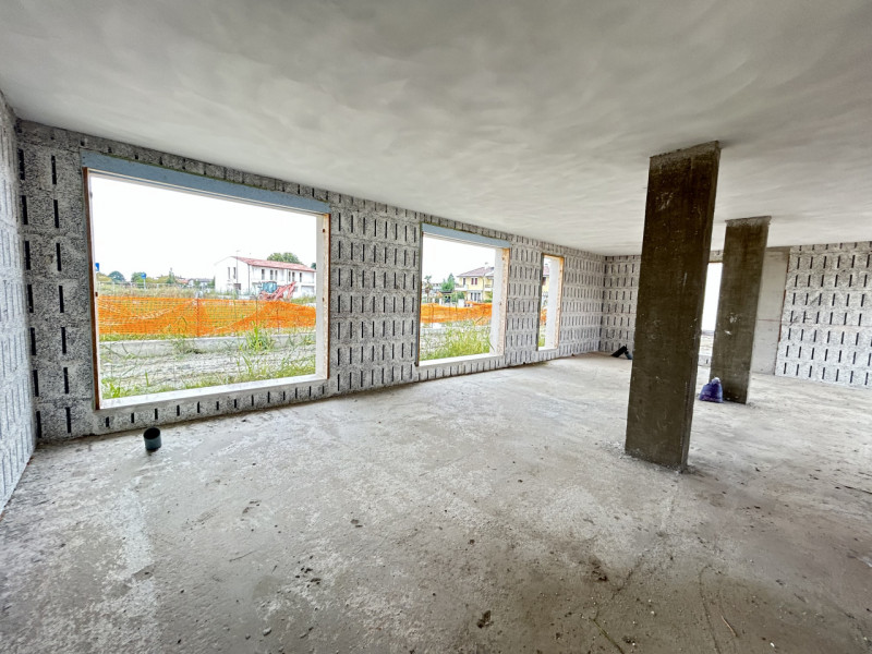 Situata in un contesto residenziale riservato e ben curato a Poiana di Granfion, immersa nel verd...