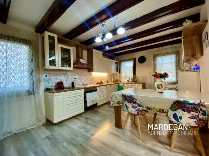 Proponiamo in esclusiva una vera opportunità nel cuore di Galliera Veneta: un' abitazione indipen...