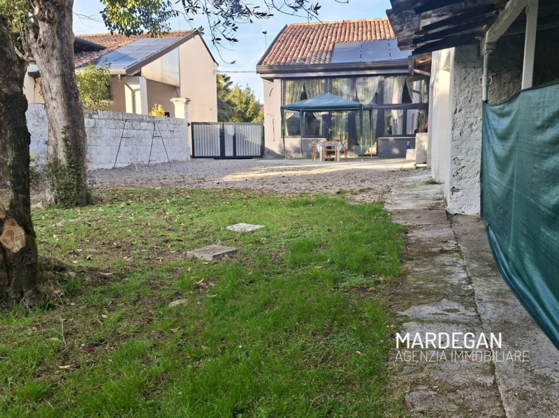 Proponiamo in esclusiva una vera opportunità nel cuore di Galliera Veneta: un' abitazione indipen...