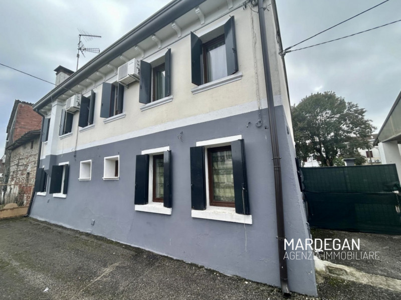 Proponiamo in esclusiva una vera opportunità nel cuore di Galliera Veneta: un' abitazione indipen...