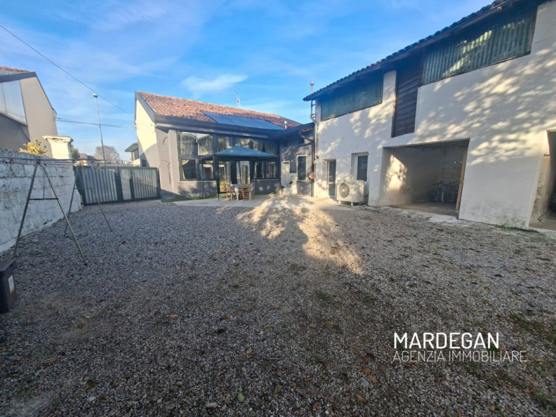 Proponiamo in esclusiva una vera opportunità nel cuore di Galliera Veneta: un' abitazione indipen...