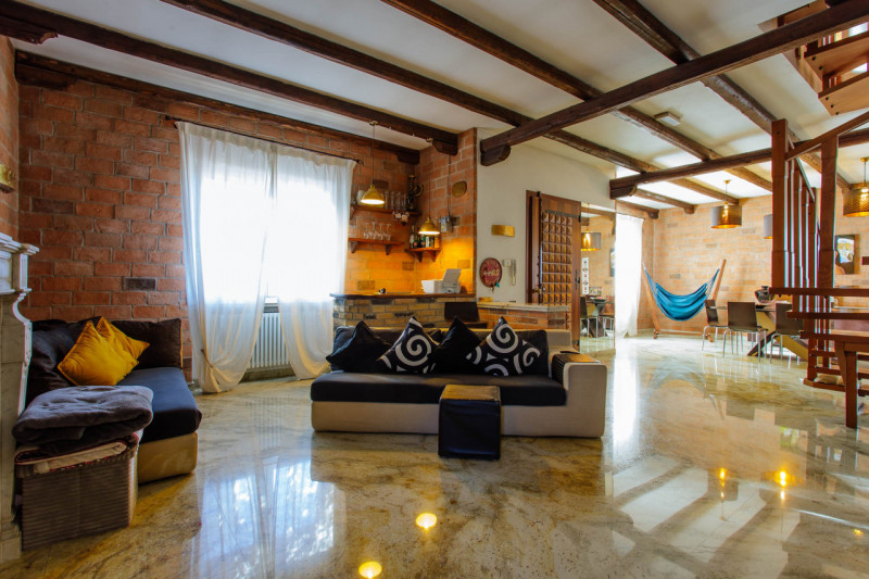 Vendesi, a pochissima distanza dal centro di Solesino, casa singola disposta su due livelli con p...