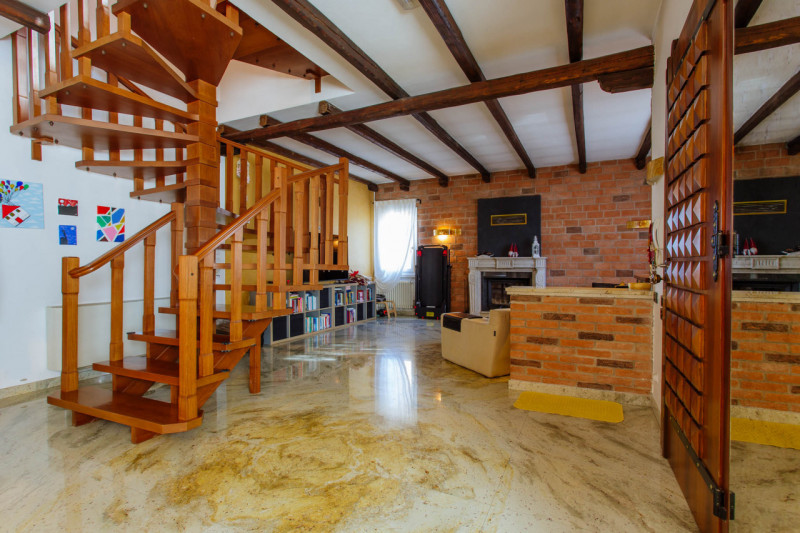 Vendesi, a pochissima distanza dal centro di Solesino, casa singola disposta su due livelli con p...