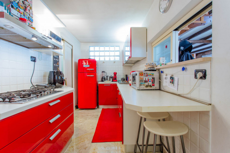 Vendesi, a pochissima distanza dal centro di Solesino, casa singola disposta su due livelli con p...