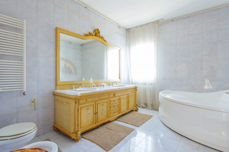 Vendesi, a pochissima distanza dal centro di Solesino, casa singola disposta su due livelli con p...