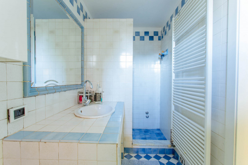 Vendesi, a pochissima distanza dal centro di Solesino, casa singola disposta su due livelli con p...