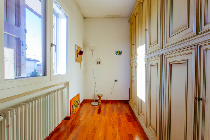 Vendesi, a pochissima distanza dal centro di Solesino, casa singola disposta su due livelli con p...