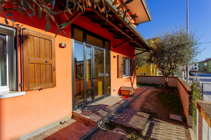 Vendesi, a pochissima distanza dal centro di Solesino, casa singola disposta su due livelli con p...