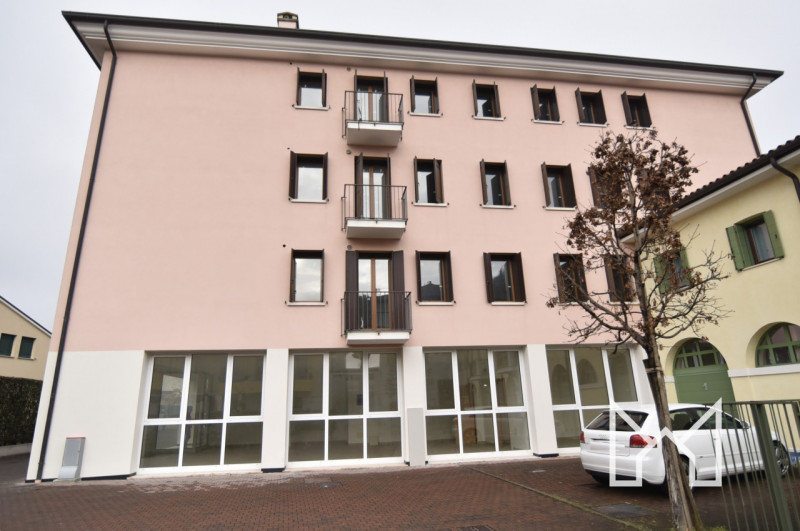 ROSSANO VENETO- Inserito in un contesto di recente costruzione e in ottimo stato conservativo, pr...