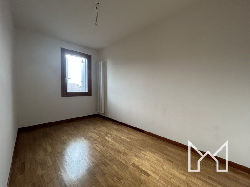 ROSSANO VENETO- Inserito in un contesto di recente costruzione e in ottimo stato conservativo, pr...