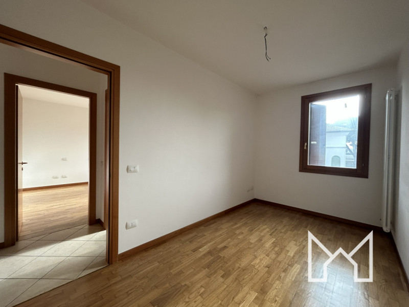 ROSSANO VENETO- Inserito in un contesto di recente costruzione e in ottimo stato conservativo, pr...