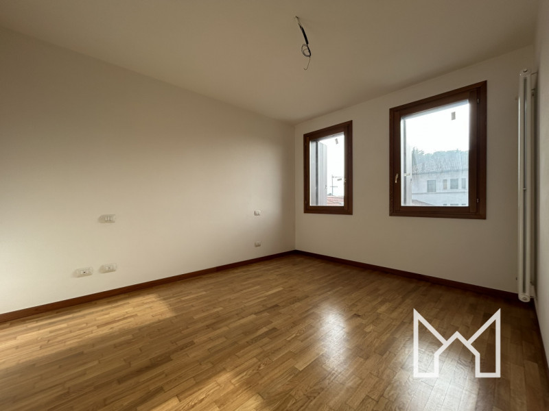 ROSSANO VENETO- Inserito in un contesto di recente costruzione e in ottimo stato conservativo, pr...