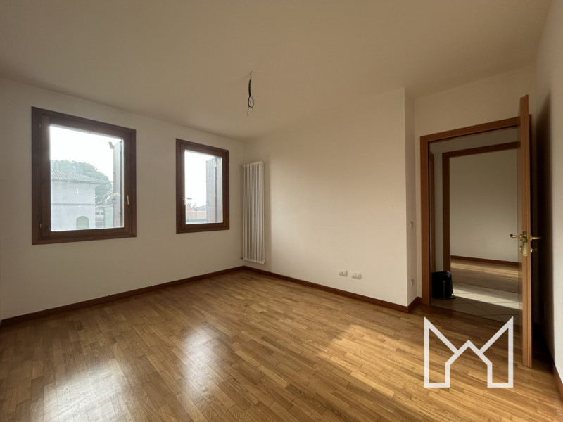 ROSSANO VENETO- Inserito in un contesto di recente costruzione e in ottimo stato conservativo, pr...