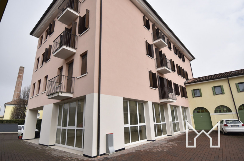 ROSSANO VENETO- Inserito in un contesto di recente costruzione e in ottimo stato conservativo, pr...