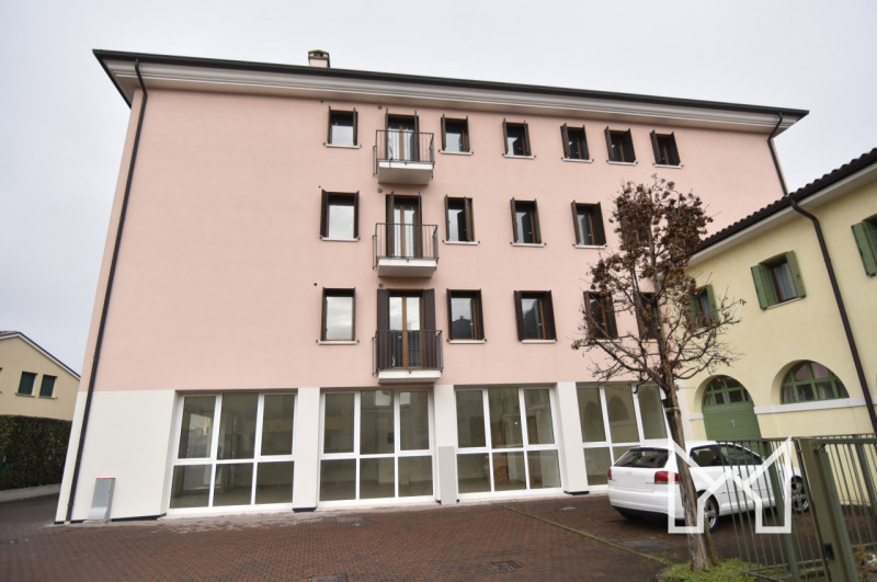 ROSSANO VENETO- Inserito in un contesto di recente costruzione e in ottimo stato conservativo, pr...