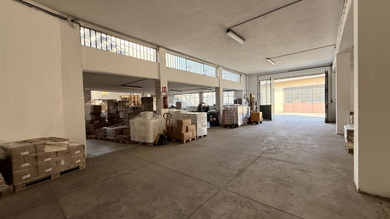 ARCELLA – STAZIONE  STRUTTURA COMMERCIALE con scoperto.

Comodo alla stazione dei treni, al centr...