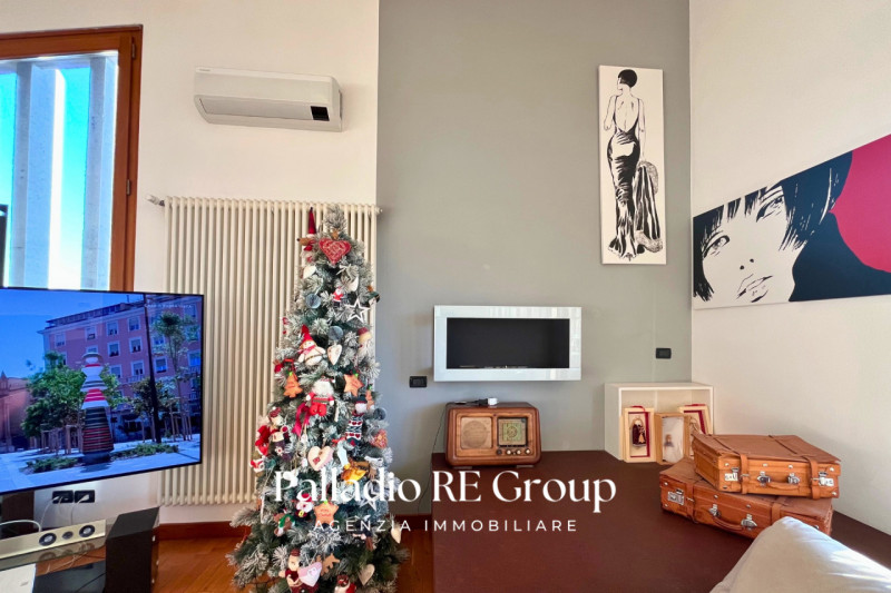 A pochi passi dal centro storico di Vicenza, proponiamo in vendita un esclusivo attico di circa 2...