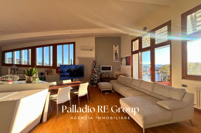 A pochi passi dal centro storico di Vicenza, proponiamo in vendita un esclusivo attico di circa 2...