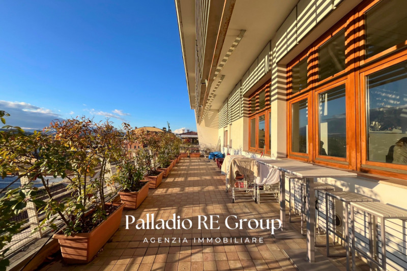 A pochi passi dal centro storico di Vicenza, proponiamo in vendita un esclusivo attico di circa 2...