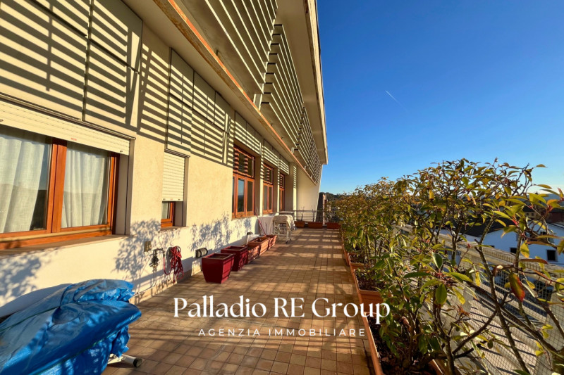 A pochi passi dal centro storico di Vicenza, proponiamo in vendita un esclusivo attico di circa 2...