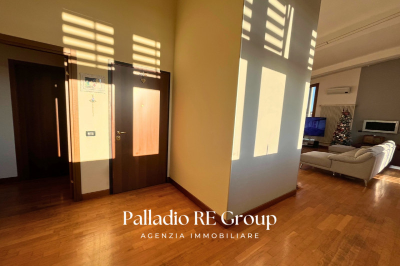 A pochi passi dal centro storico di Vicenza, proponiamo in vendita un esclusivo attico di circa 2...