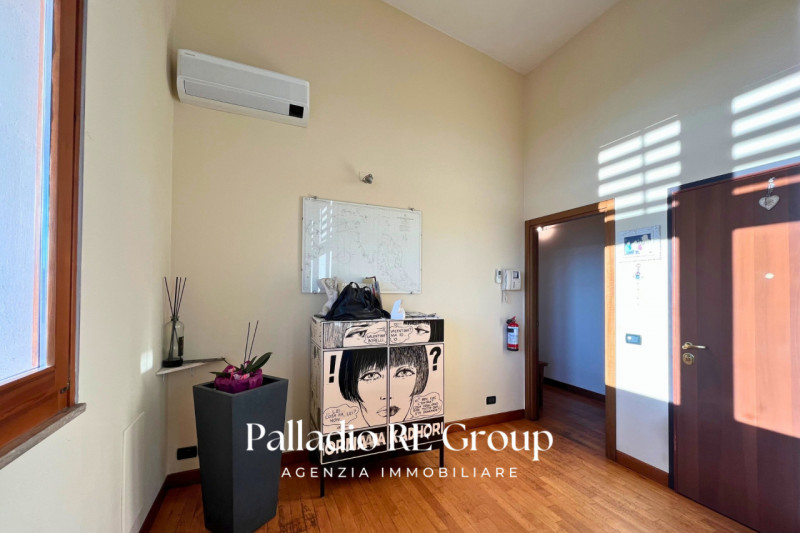 A pochi passi dal centro storico di Vicenza, proponiamo in vendita un esclusivo attico di circa 2...