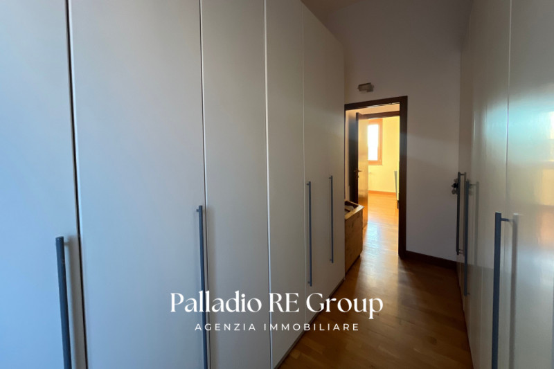 A pochi passi dal centro storico di Vicenza, proponiamo in vendita un esclusivo attico di circa 2...