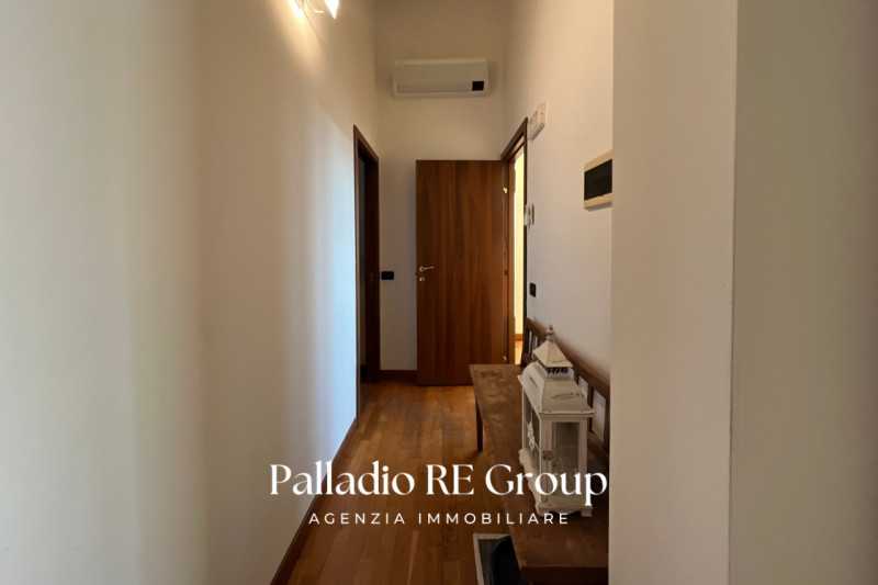 A pochi passi dal centro storico di Vicenza, proponiamo in vendita un esclusivo attico di circa 2...