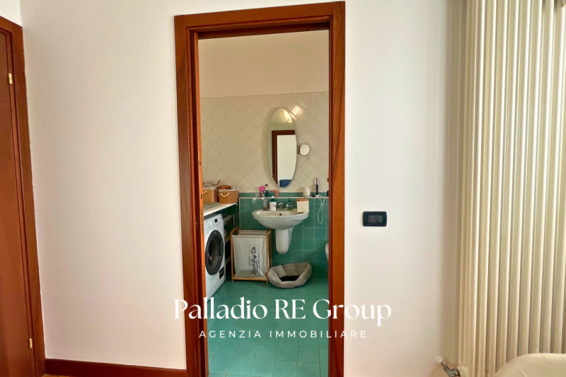 A pochi passi dal centro storico di Vicenza, proponiamo in vendita un esclusivo attico di circa 2...