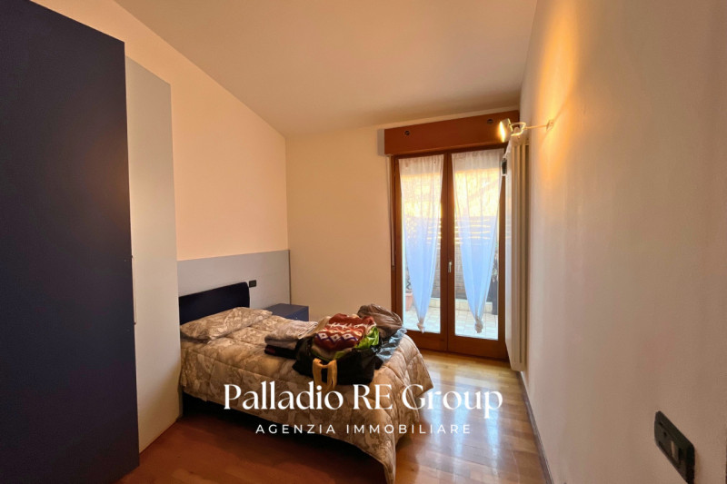 A pochi passi dal centro storico di Vicenza, proponiamo in vendita un esclusivo attico di circa 2...