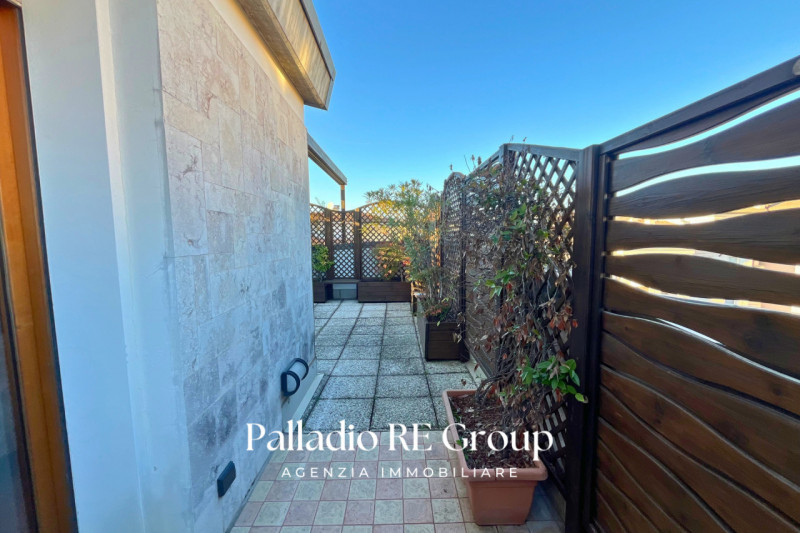 A pochi passi dal centro storico di Vicenza, proponiamo in vendita un esclusivo attico di circa 2...