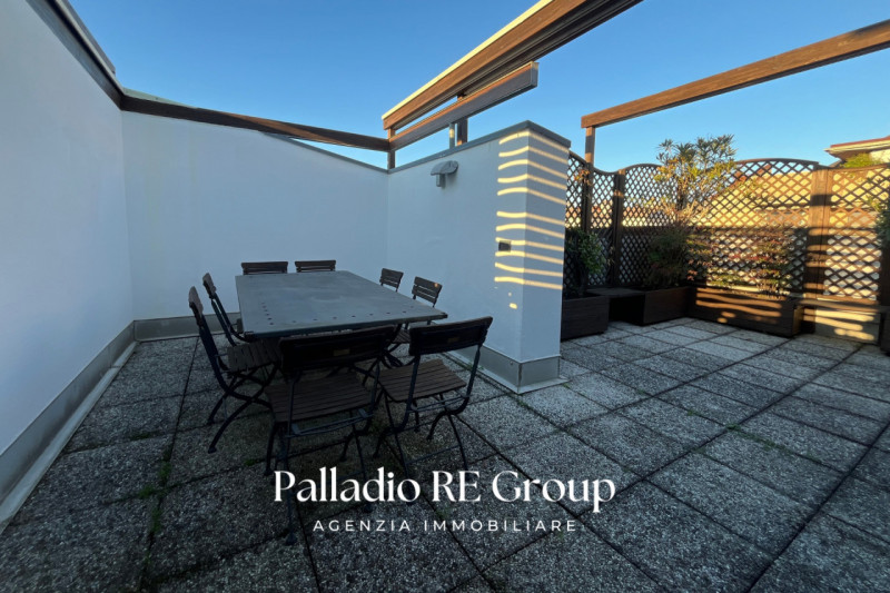 A pochi passi dal centro storico di Vicenza, proponiamo in vendita un esclusivo attico di circa 2...