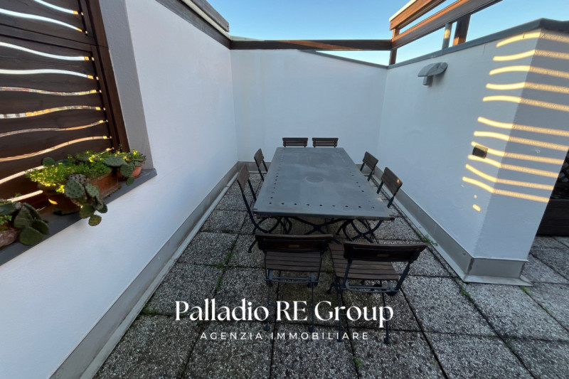 A pochi passi dal centro storico di Vicenza, proponiamo in vendita un esclusivo attico di circa 2...