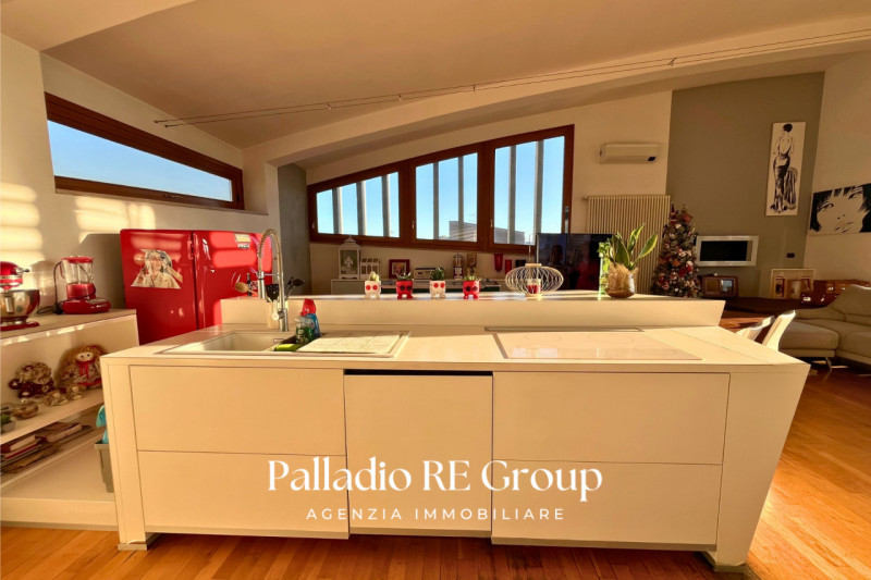 A pochi passi dal centro storico di Vicenza, proponiamo in vendita un esclusivo attico di circa 2...