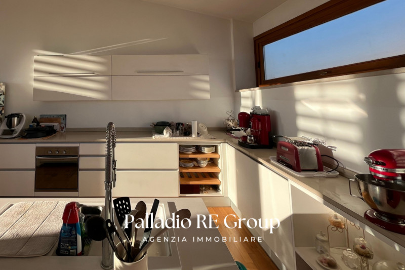 A pochi passi dal centro storico di Vicenza, proponiamo in vendita un esclusivo attico di circa 2...