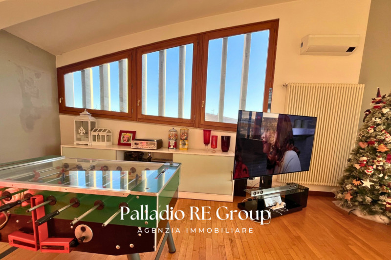 A pochi passi dal centro storico di Vicenza, proponiamo in vendita un esclusivo attico di circa 2...