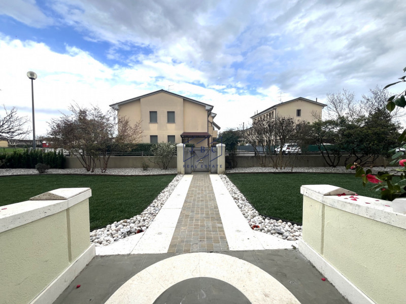 VAZZOLA (TV) - TEZZE

A soli 15 minuti da Conegliano, immersa nella tranquillità e circondata dal...