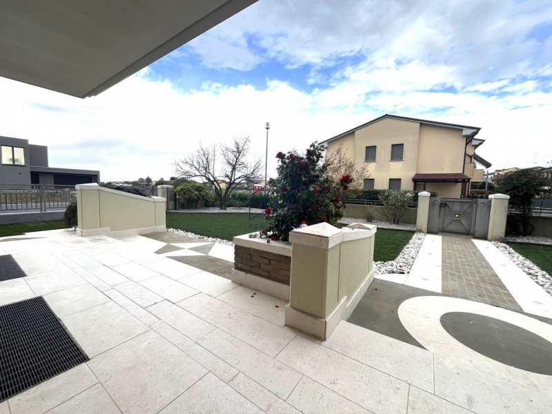 VAZZOLA (TV) - TEZZE

A soli 15 minuti da Conegliano, immersa nella tranquillità e circondata dal...