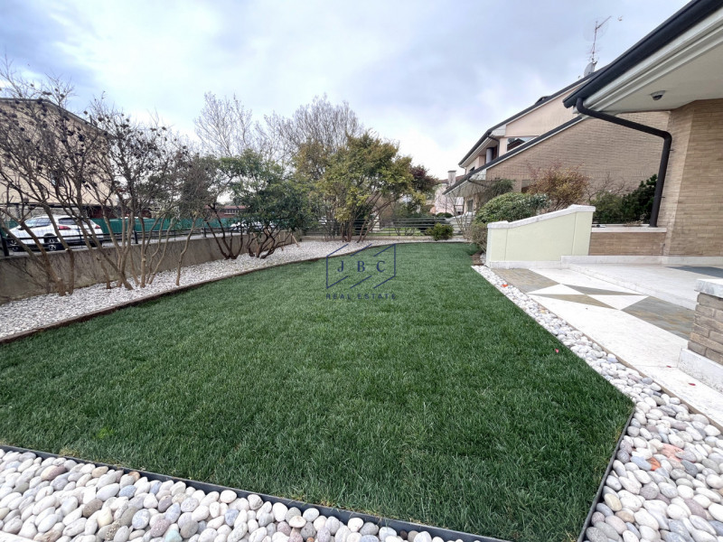 VAZZOLA (TV) - TEZZE

A soli 15 minuti da Conegliano, immersa nella tranquillità e circondata dal...