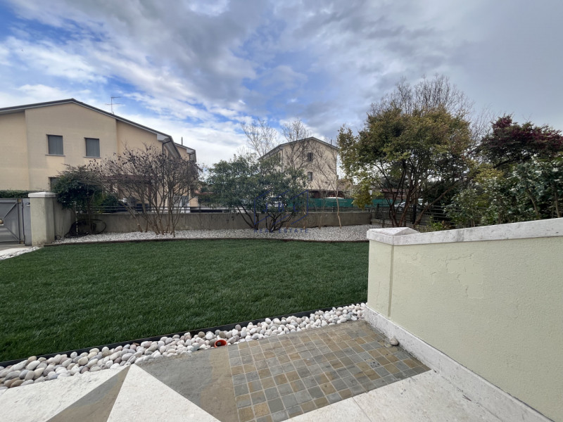 VAZZOLA (TV) - TEZZE

A soli 15 minuti da Conegliano, immersa nella tranquillità e circondata dal...