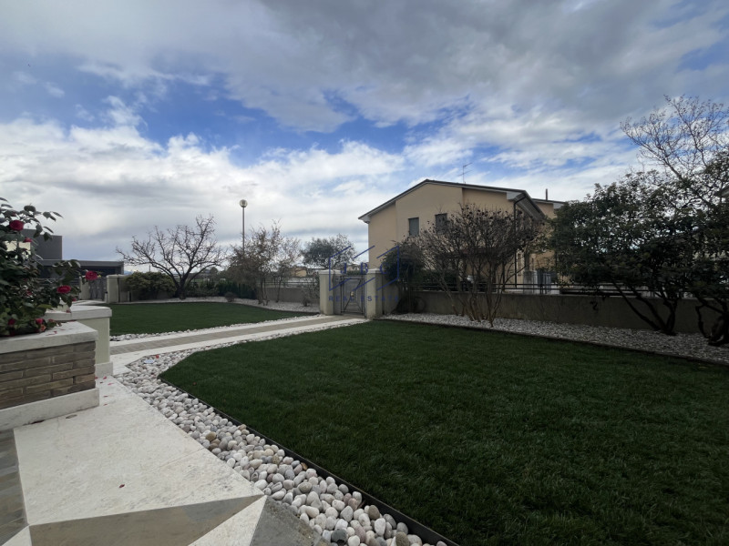 VAZZOLA (TV) - TEZZE

A soli 15 minuti da Conegliano, immersa nella tranquillità e circondata dal...