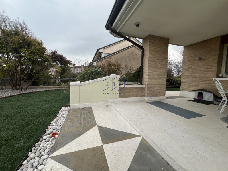 VAZZOLA (TV) - TEZZE

A soli 15 minuti da Conegliano, immersa nella tranquillità e circondata dal...