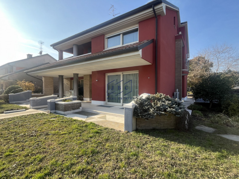 VAZZOLA (TV) - TEZZE

A soli 15 minuti da Conegliano, immersa nella tranquillità e circondata dal...