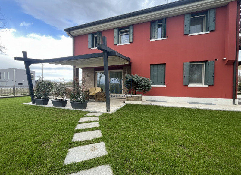 VAZZOLA (TV) - TEZZE

A soli 15 minuti da Conegliano, immersa nella tranquillità e circondata dal...