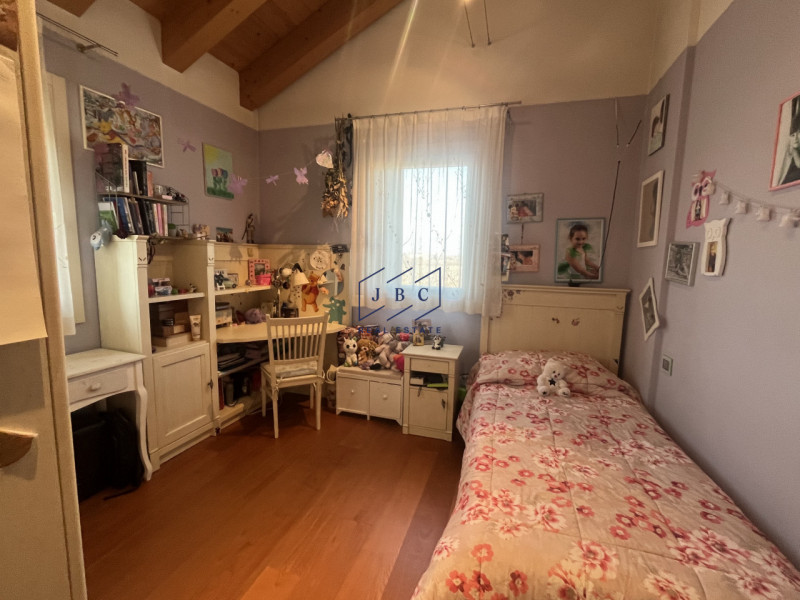 VAZZOLA (TV) - TEZZE

A soli 15 minuti da Conegliano, immersa nella tranquillità e circondata dal...