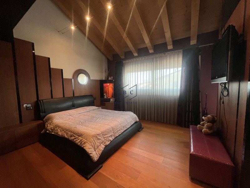 VAZZOLA (TV) - TEZZE

A soli 15 minuti da Conegliano, immersa nella tranquillità e circondata dal...