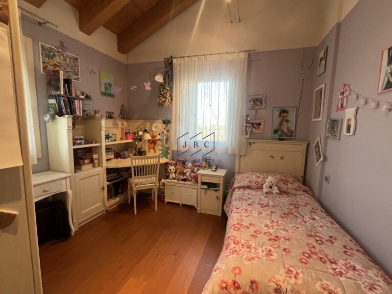 VAZZOLA (TV) - TEZZE

A soli 15 minuti da Conegliano, immersa nella tranquillità e circondata dal...