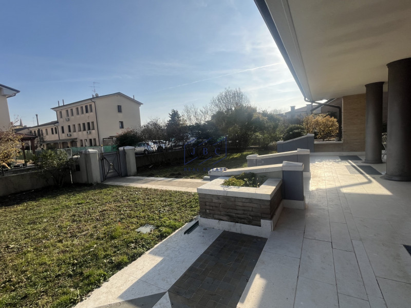 VAZZOLA (TV) - TEZZE

A soli 15 minuti da Conegliano, immersa nella tranquillità e circondata dal...