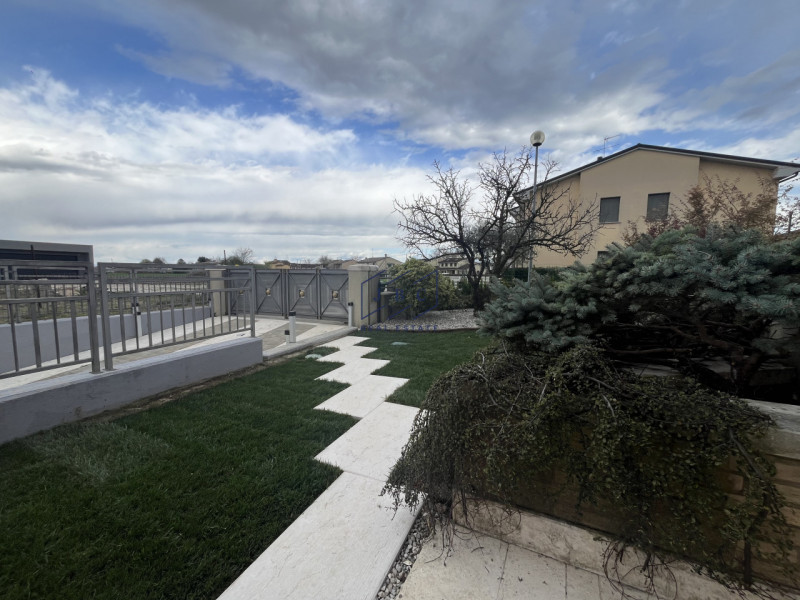 VAZZOLA (TV) - TEZZE

A soli 15 minuti da Conegliano, immersa nella tranquillità e circondata dal...